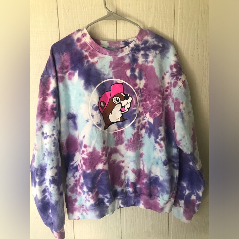 Buc-ee’s blue and purple tie-dye sweatshirt